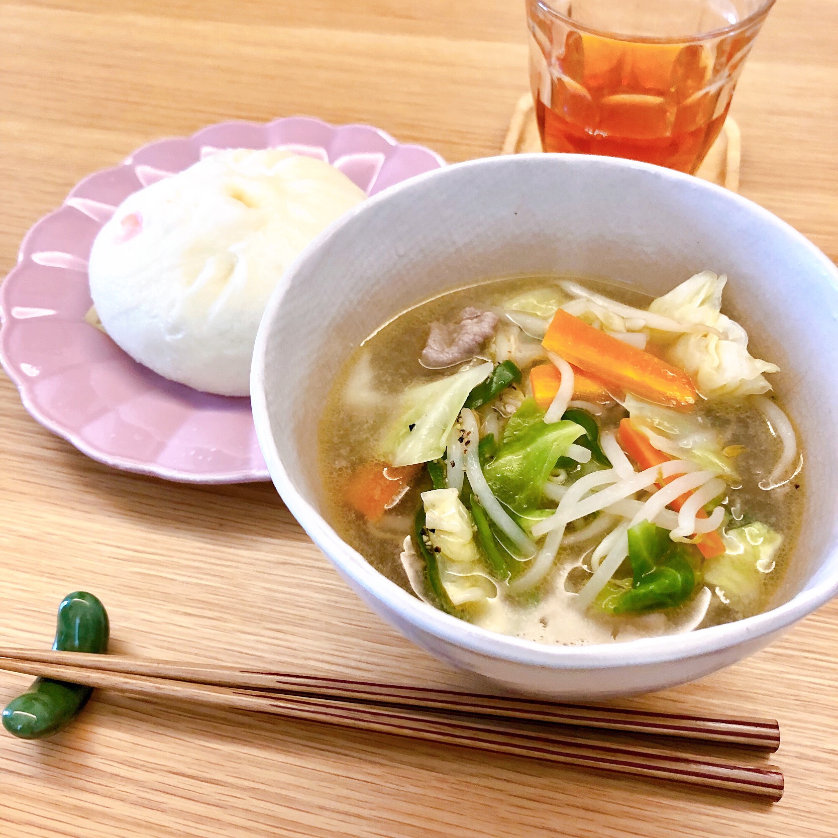 きょうのお昼ごはん#麺なしタンメン#野菜たっぷり#辛みそ豚まん#ふたりごはん