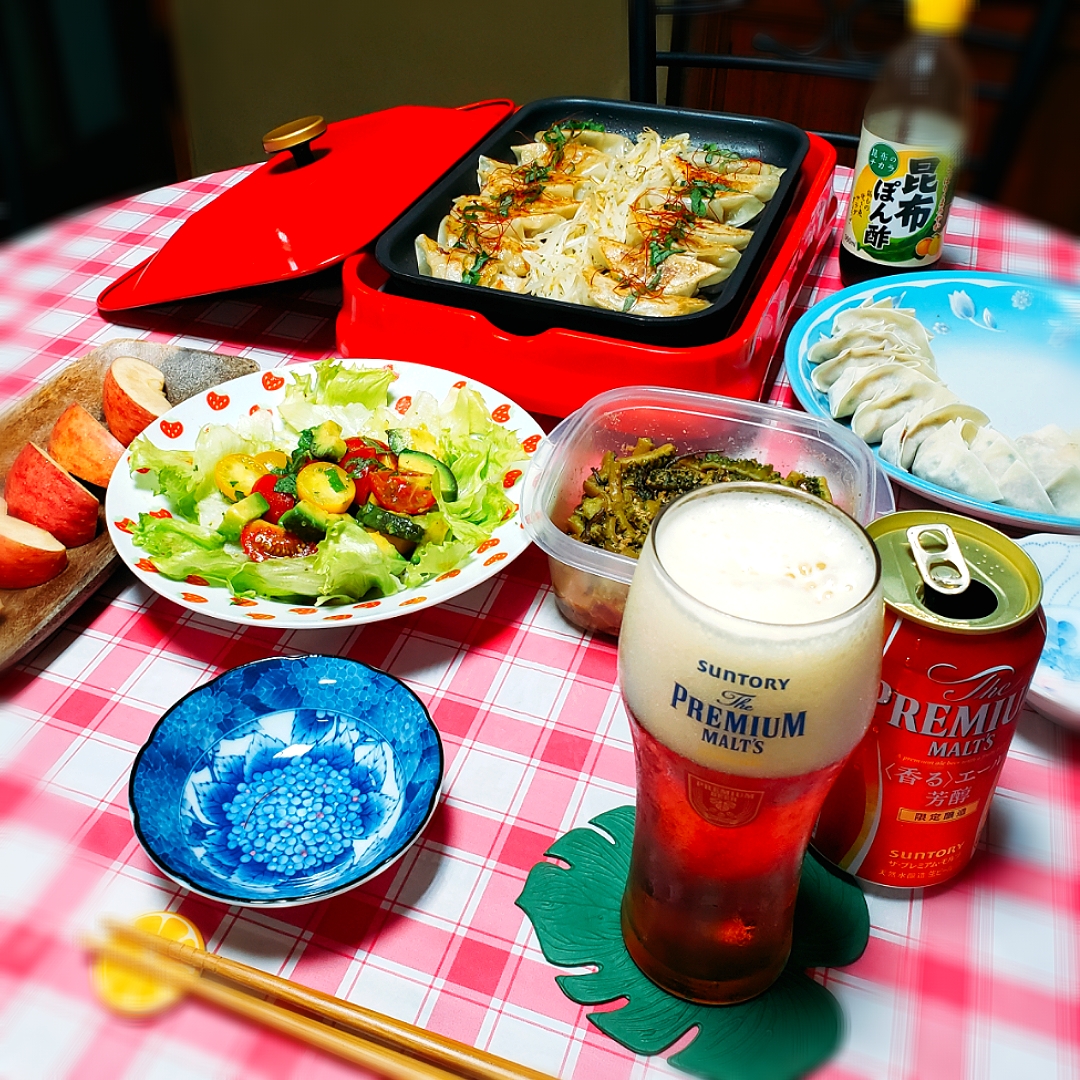 今夜は餃子パーリ－だよ?

梅干しと紫蘇たっぷり~
さっぱり餃子?
カラフルトマトとアボカドのサラダ
レンチン?ゴ－ヤの佃煮
リンゴ?