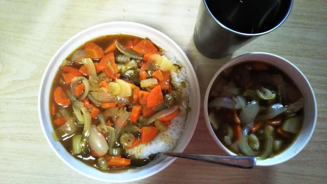 野菜たっぷりセロリカレーと、オニオンスープ