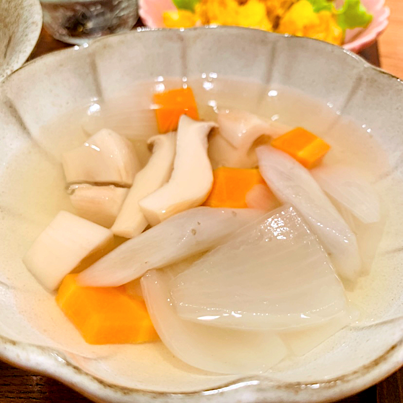 出汁のきいた根菜スープ
