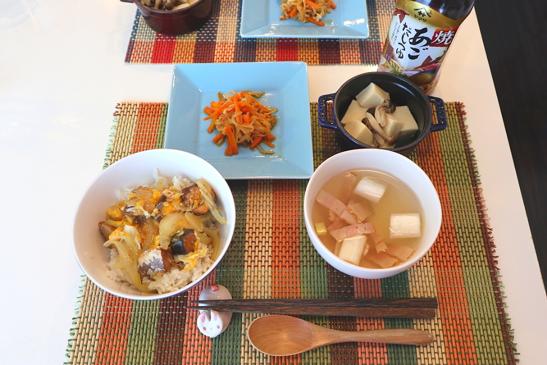 今日の昼食 サバ缶の卵とじ丼、切り干し大根と高野豆腐の煮物、SDモニター✨焼きあごだしのスープ