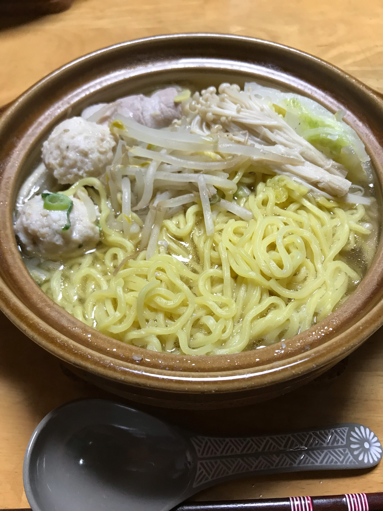 鶏団子とモヤシ入り煮込みラーメン