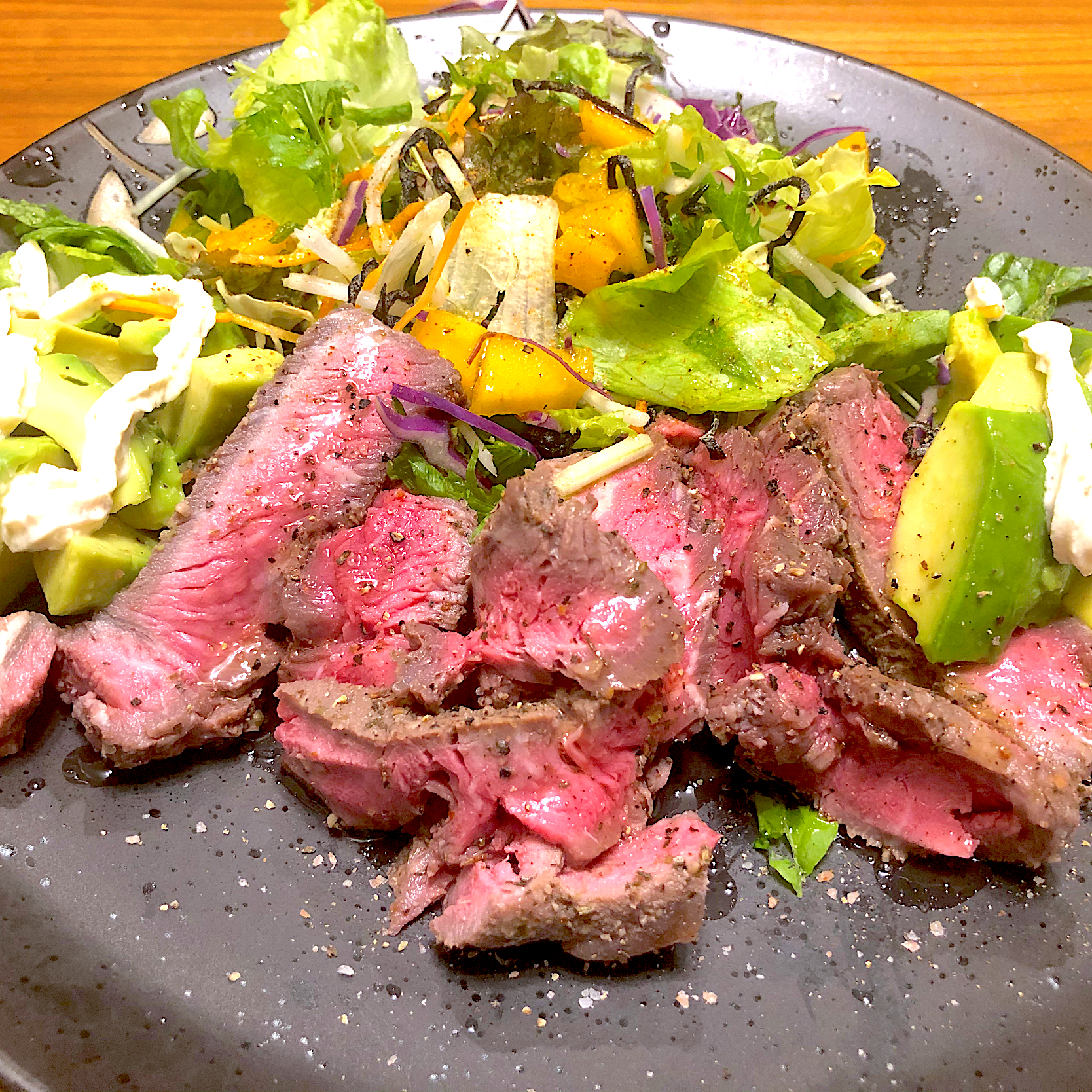 ステーキ肉で簡単ローストビーフと柿と塩昆布秋サラダ