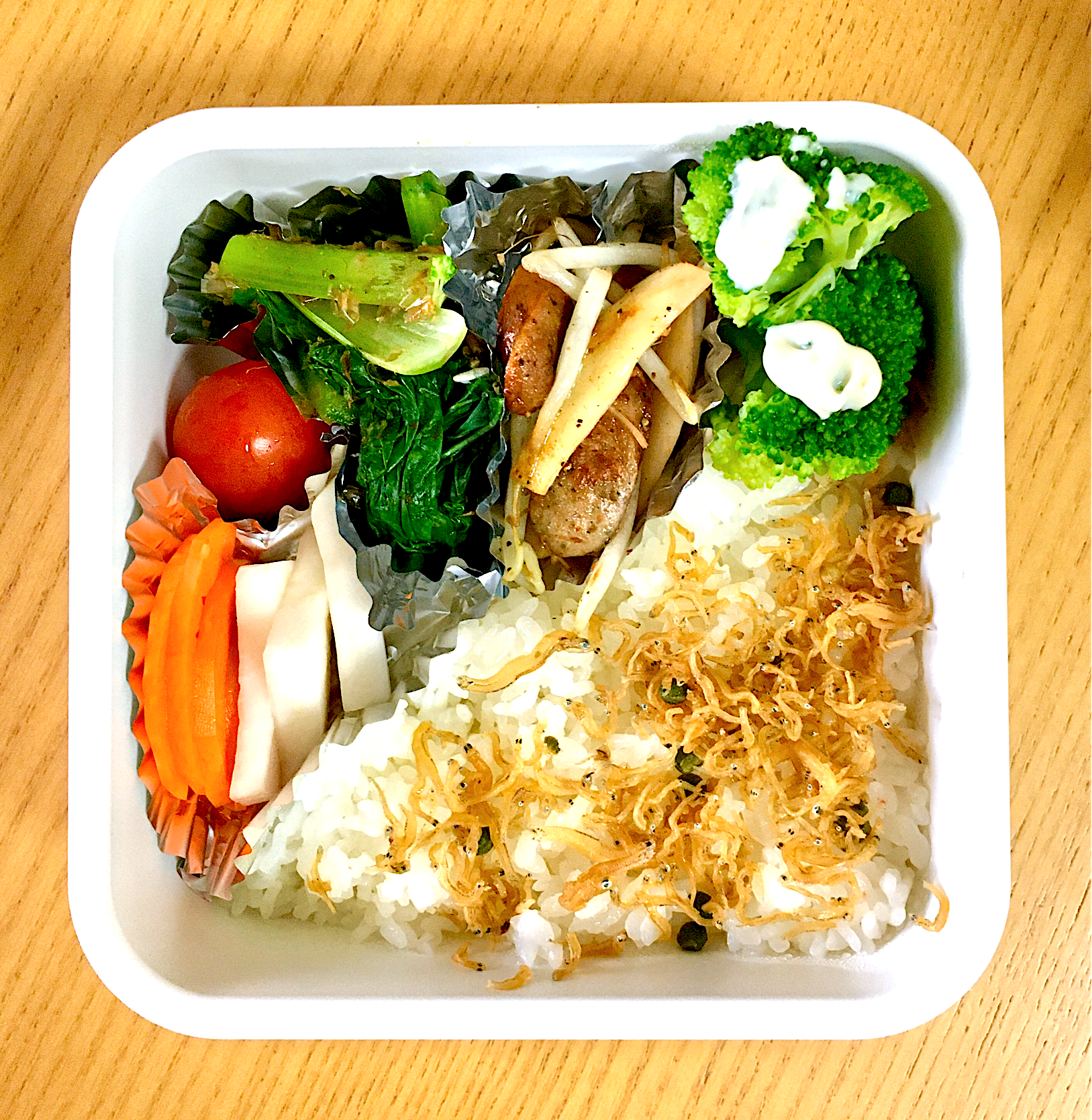 今日のお弁当！ちりめん山椒ご飯　浅漬け　ブロッコリー　小松菜のお浸し　ミニトマト　エリンギともやしとウインナーのスパイシー炒め