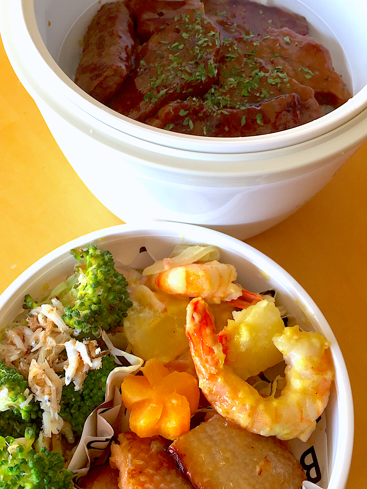 焼肉丼とジャガイモとエビのスパイシーマヨサラダのお弁当