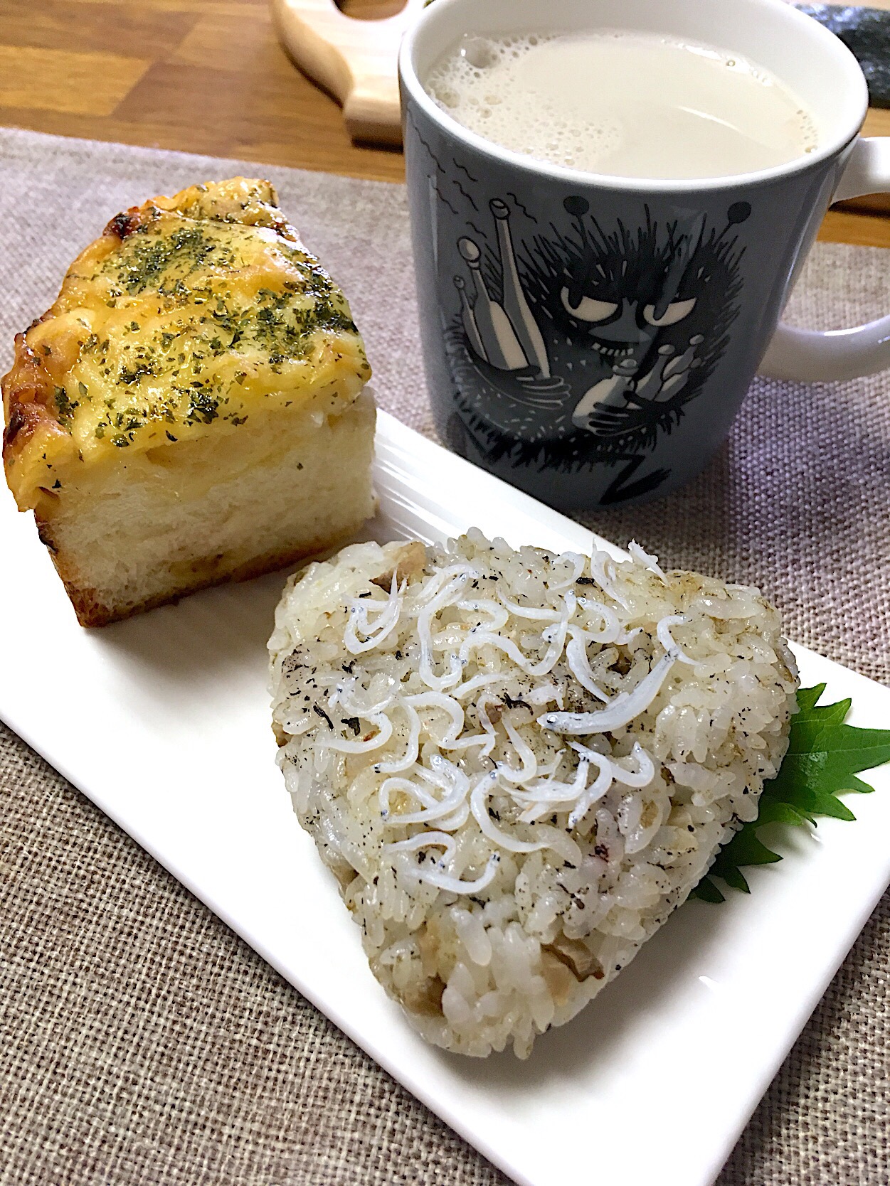 いぶりがっこおむすび、しらす乗せ
 #簡単料理  #節約料理