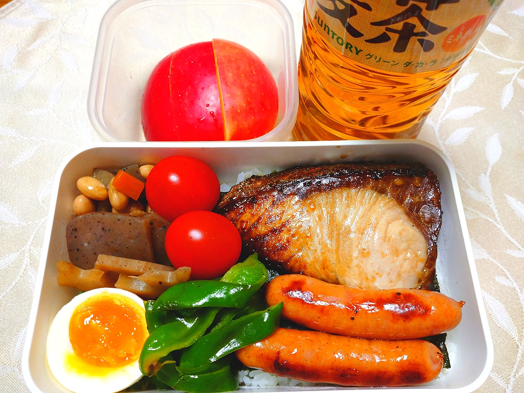 11/5のお弁当?
海苔弁当、ぶりの塩麹漬け焼き など