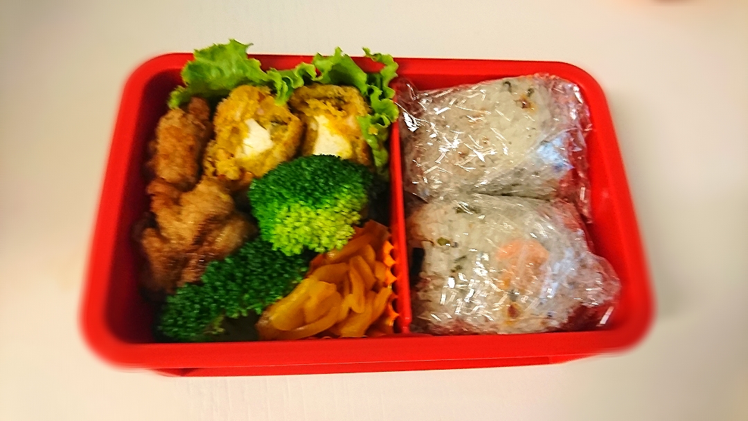 ★今日のお弁当★
☆おにぎり(しゃけ/たらこ)
☆かぼちゃの煮物リメイクコロッケ
☆唐揚げ  ☆ブロッコリー
☆あさりの味噌汁(セブンイレブン)
☆ヨーグルト