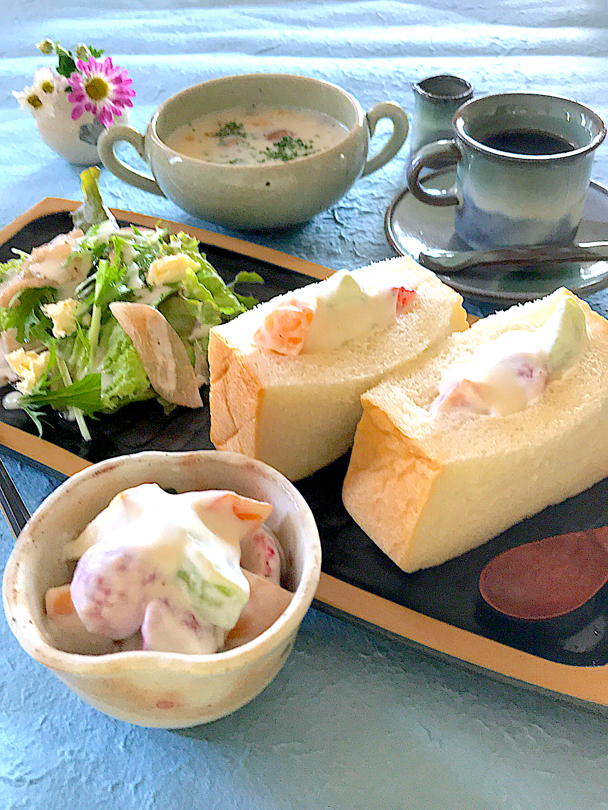 フルーツサラダサンドの朝食🥪ふわっふわ乃が美の生食パンで☀️