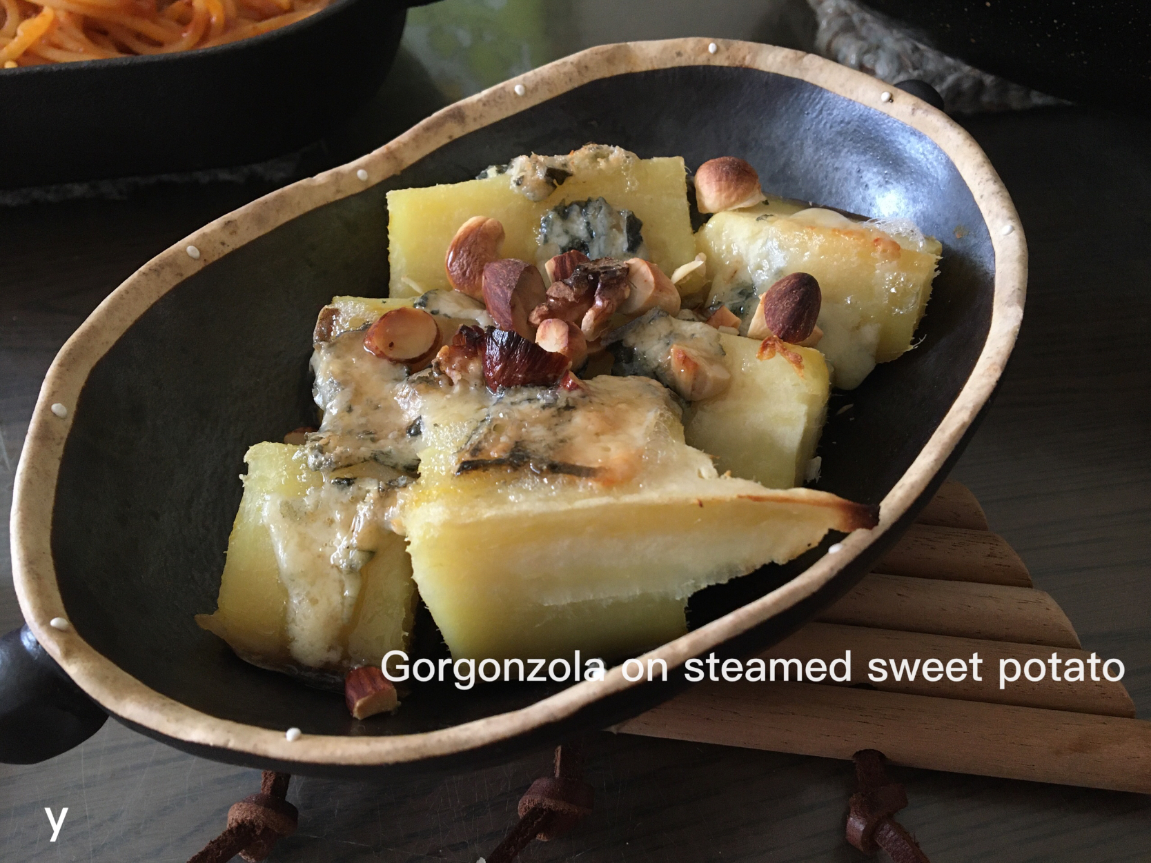 OMさんの料理 Gorgonzola on steamed sweet potato/蒸したサツマイモにゴルゴンゾーラ