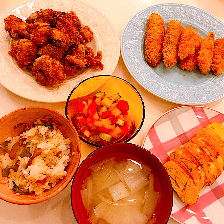 炊き込みご飯、具沢山味噌汁、卵焼き、ピクルス、唐揚げ、白身魚フライ