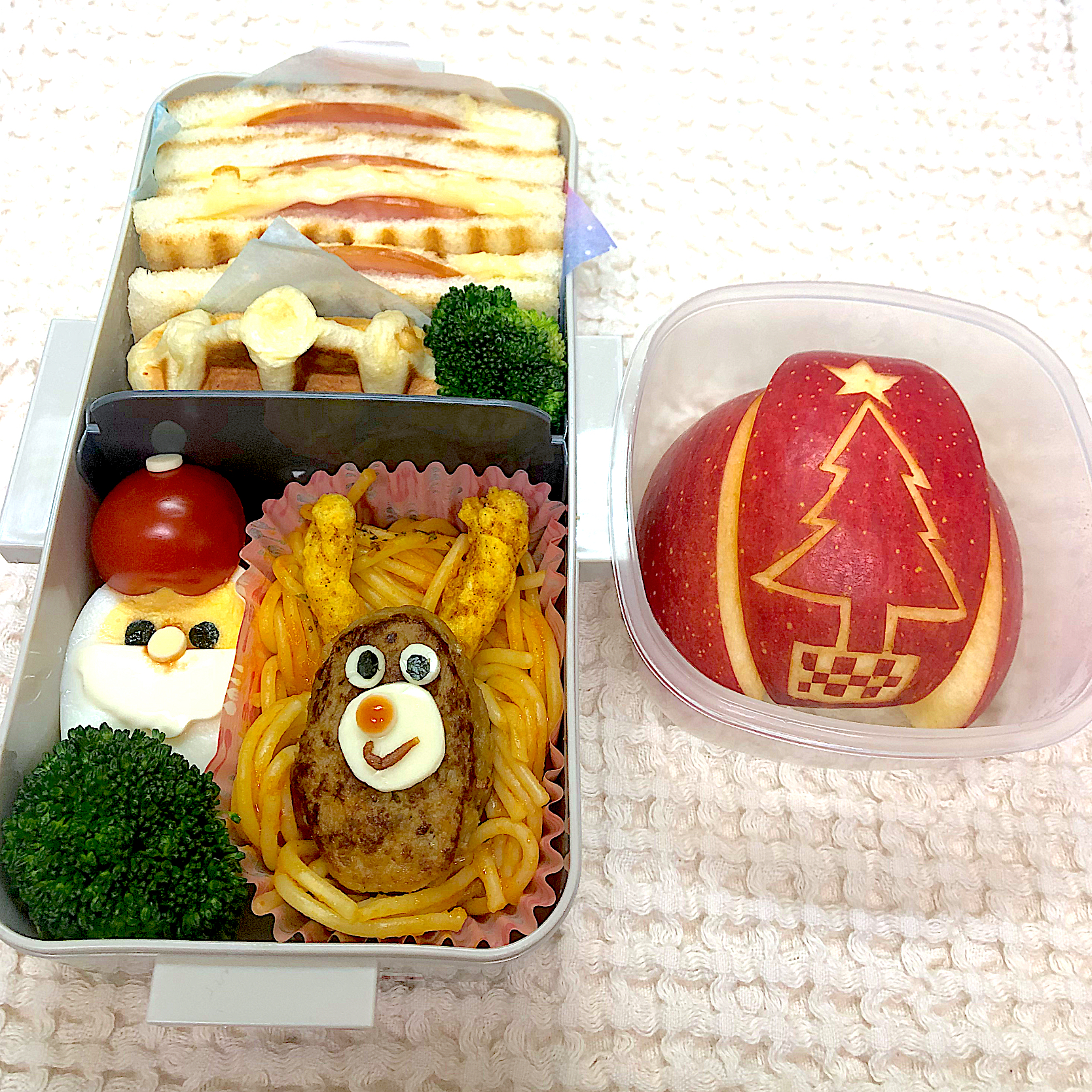 ホットサンドとワッフルのクリスマス弁当