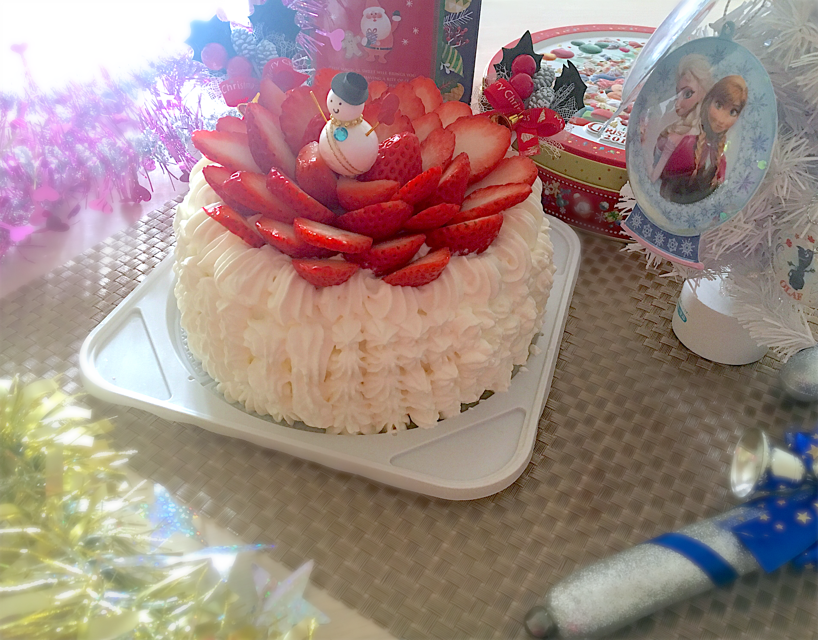 親子で作るイチゴたっぷりクリスマスケーキ