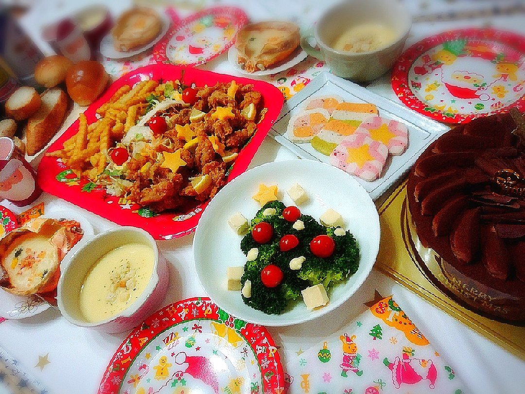 Xmasイブ夕食(^ー^)
唐揚げ&サラダ&ポテト
カニグラタン
ブロッコリーとトマトとチーズのツリーサラダ?
テリーヌ３種
パン３種
コーンスープ
ケーキ