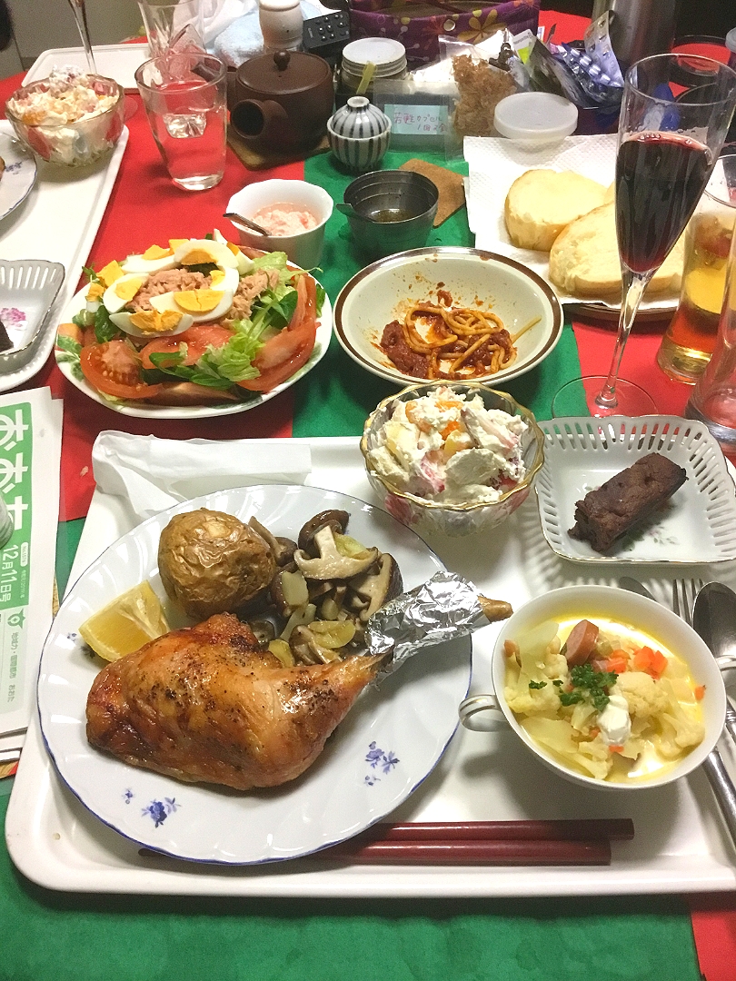 12／23（月）夕食 ウチクリスマス。トリモモ焼き、じゃがいも焼き、シイタケのアヒージョ、カリフラワーのスープ、ニース風サラダ、フルーツサラダ、ベリーのブラウニー。