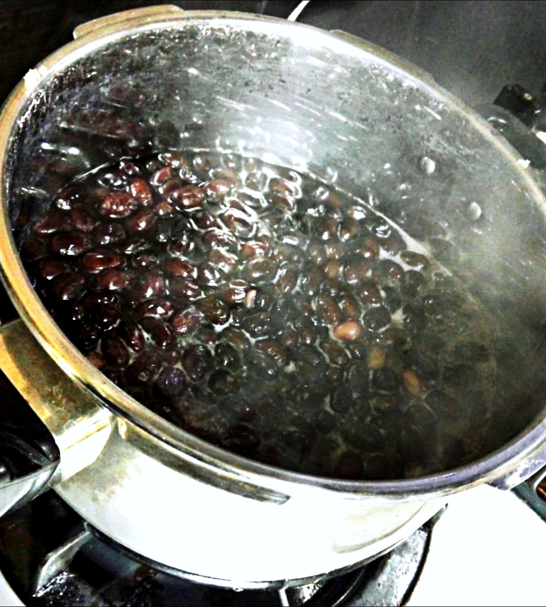 黒豆煮でごさいます。