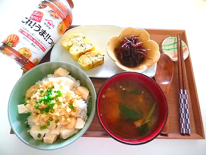 🍚豆腐とあげの丼
🌿小松菜とえのきのみそ汁
🌿三つ葉入りだし巻き
🌿いかなご