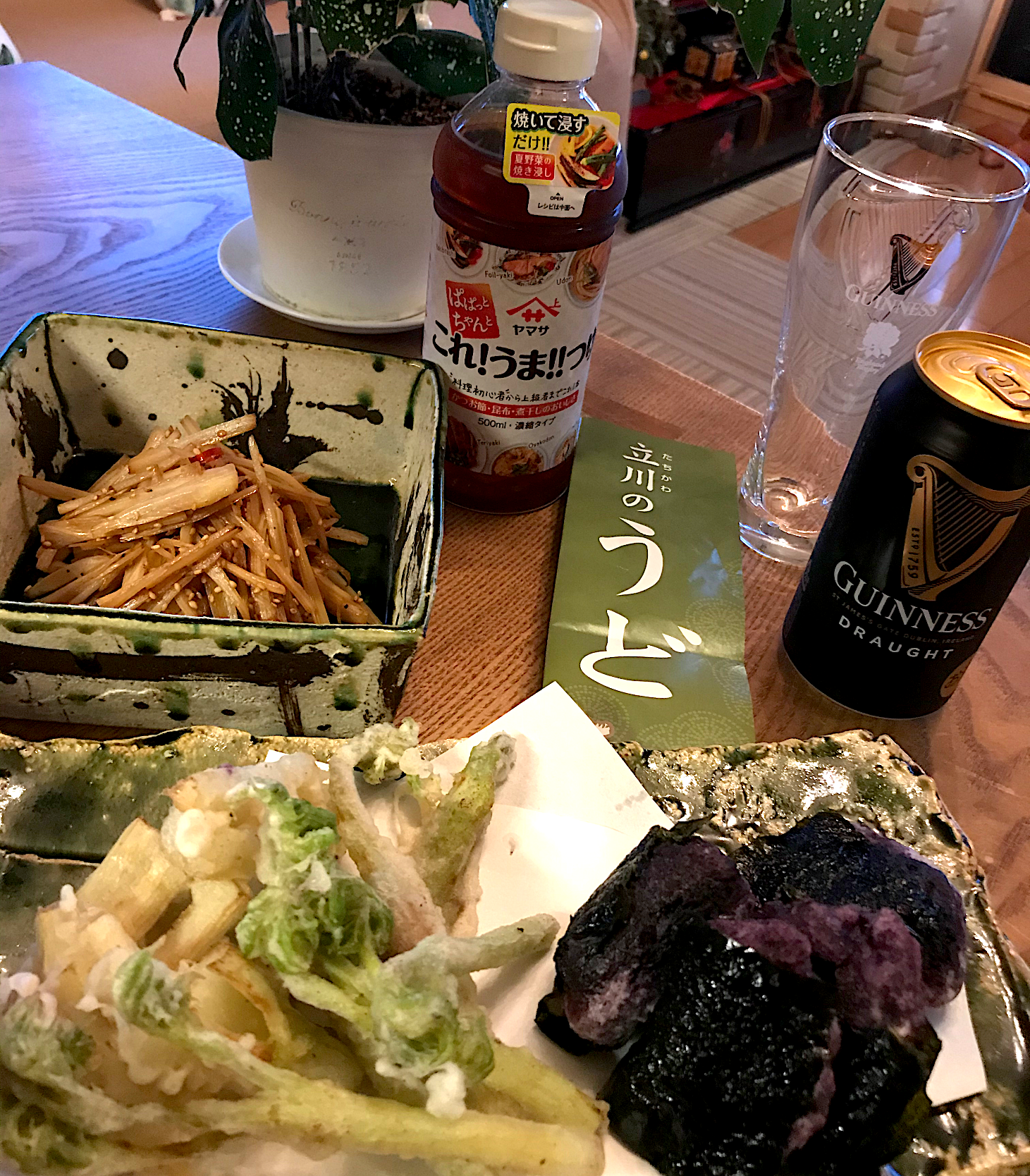 うどのきんぴらと天ぷらと紫大和芋の磯辺揚げとGuinness Beer