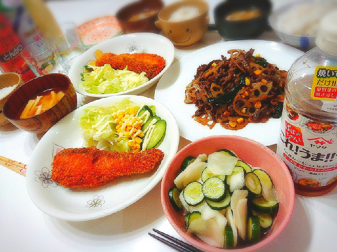 夕食 ー 牛肉とレンコンとコーンのバター醤油炒め サーモンフライ Amp サラダ カブときゅうりのこれ うま つゆ漬物 お味噌汁 里芋 油揚げ きょう何食べた これうまつゆ キャンペーン ヤマサ醤油株式会社