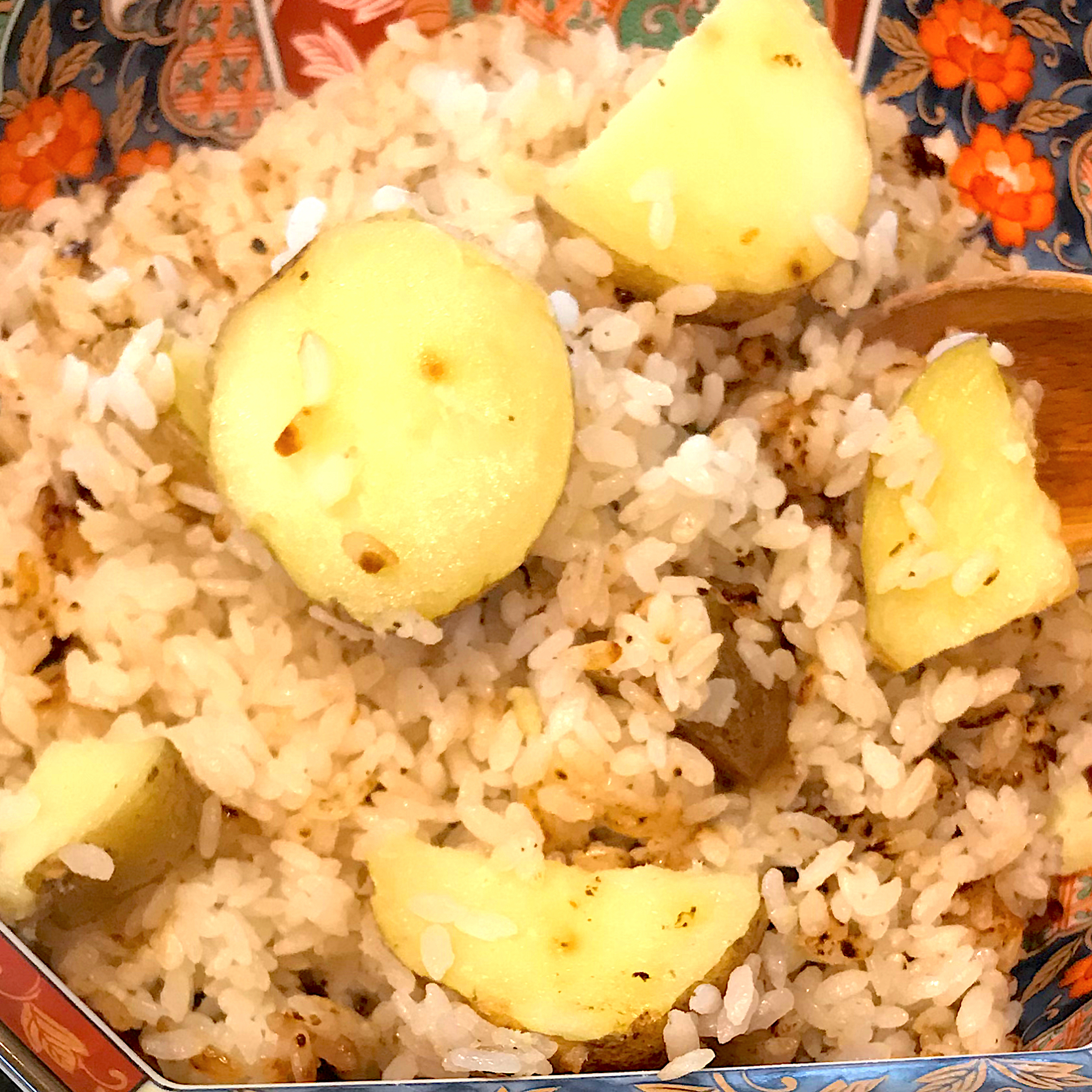 ヨッチャンさんの料理 採れたて新じゃが皮ごとご飯🍚これうまつゆ炊き込みご飯