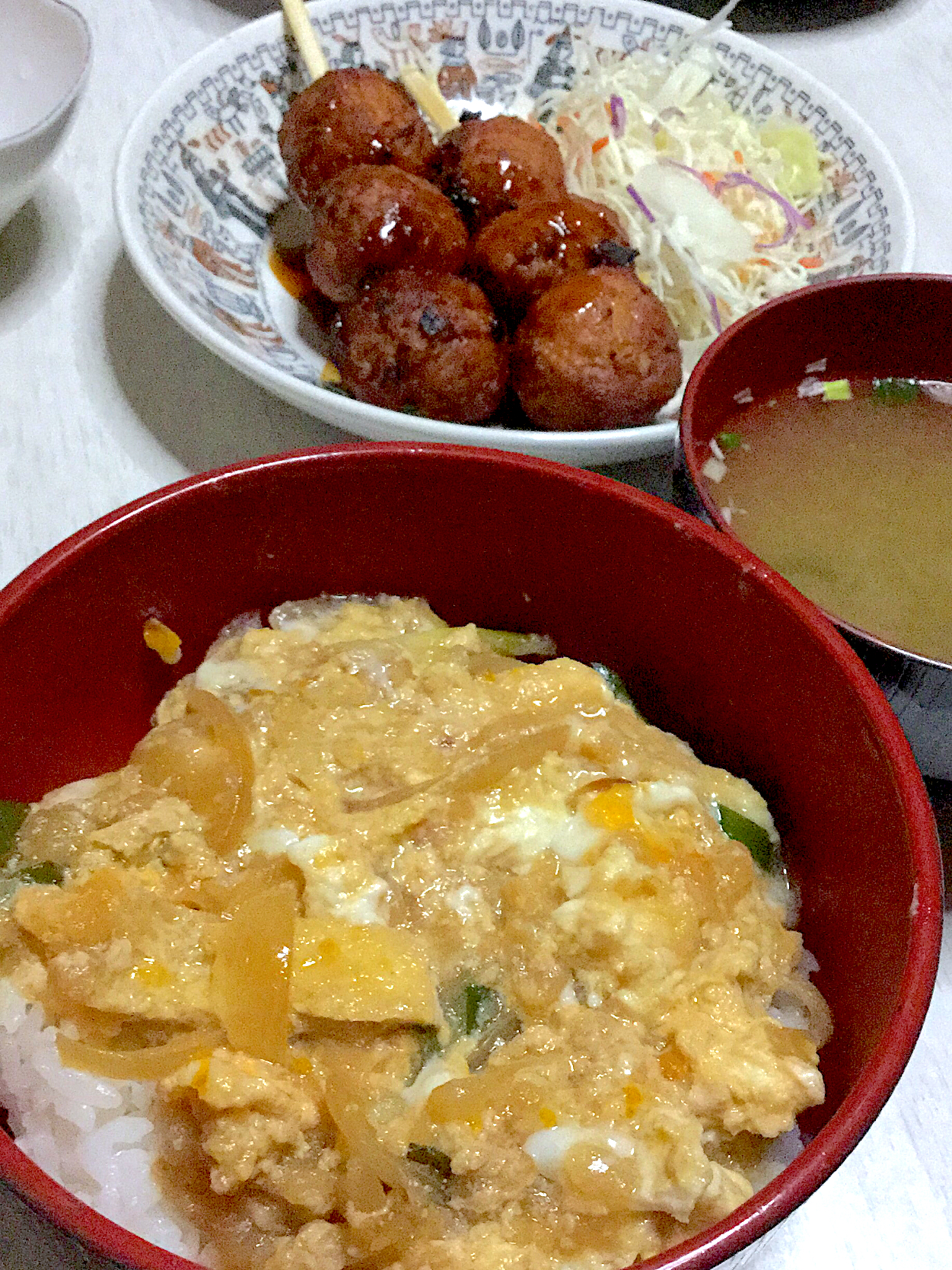 卵丼、味噌汁、つくね