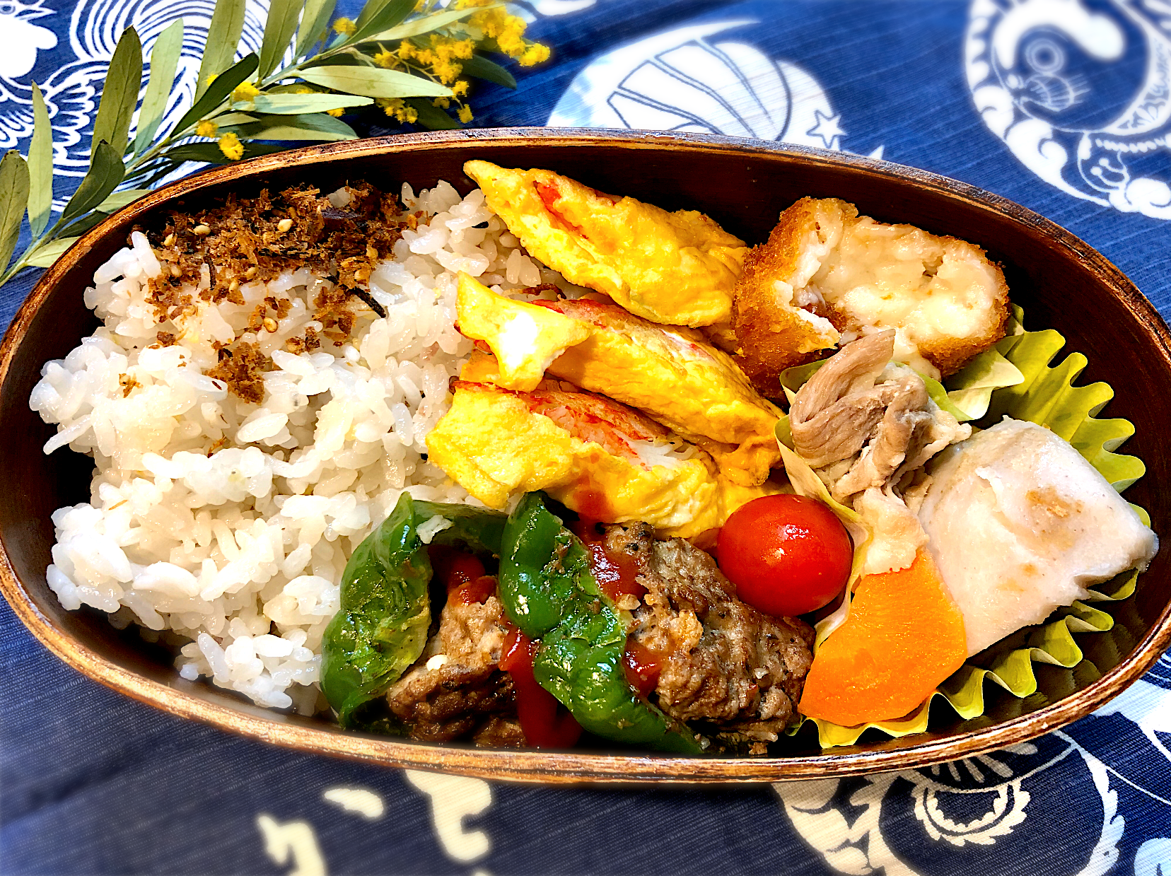 サラ弁　　　　　　　　　　　　　　　　　ピーマン肉詰め　カニカマ卵焼き　　　　　豚と里芋の煮物　クリームコロッケ