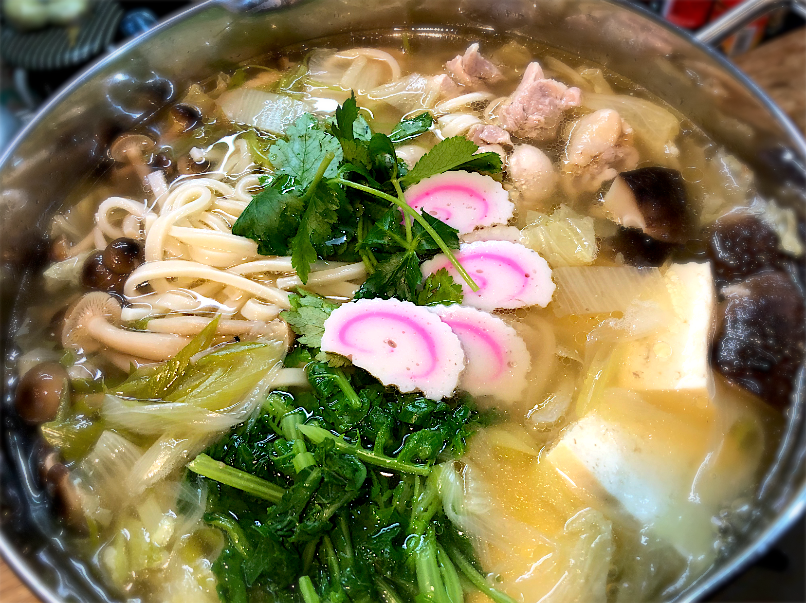 うどん鍋　　　　　　　　　　　　　　　　鶏もも肉　大根葉　豆腐　椎茸　しめじ　　　わらスボ（鳴門みたいなの🍥）