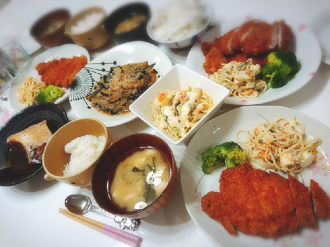 夕食(^ー^)
トンカツ&スパサラ、ブロッコリー
なすの煮浸し
ブリ煮
スパサラ(きのうのツナマヨきゅうりサラダを混ぜ混ぜ(*´艸｀*)
お味噌汁(豆腐、ワカメ)