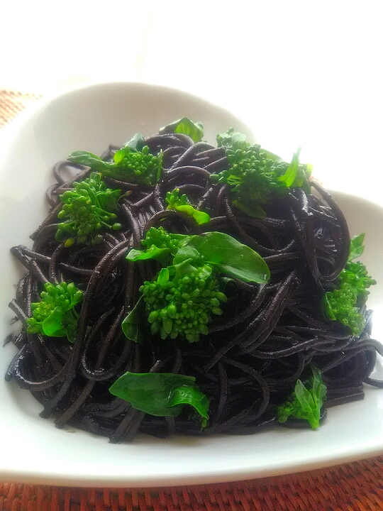 菜の花とイカスミのスパゲッティ😋🍝✨🎶