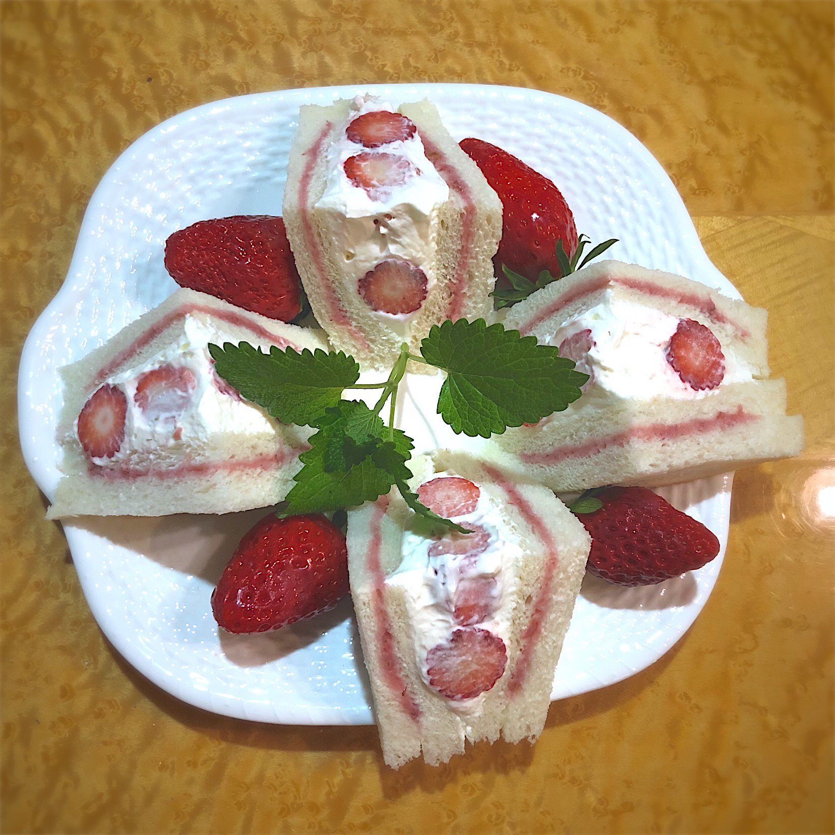 AXさんの料理 フルーツサンド🍓🍊🥝まずはいちごとフランボワーズ、ポンカン、キウイの自家製ジャムをこの為に作りました☺️✨　#エンゼルクリーム