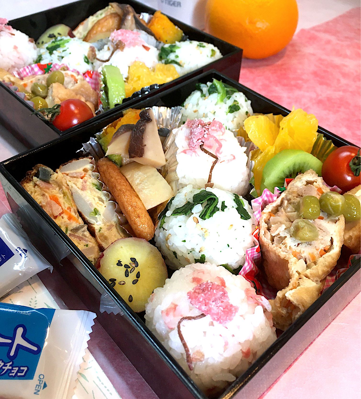 桜ご飯と菜飯のおにぎり弁当