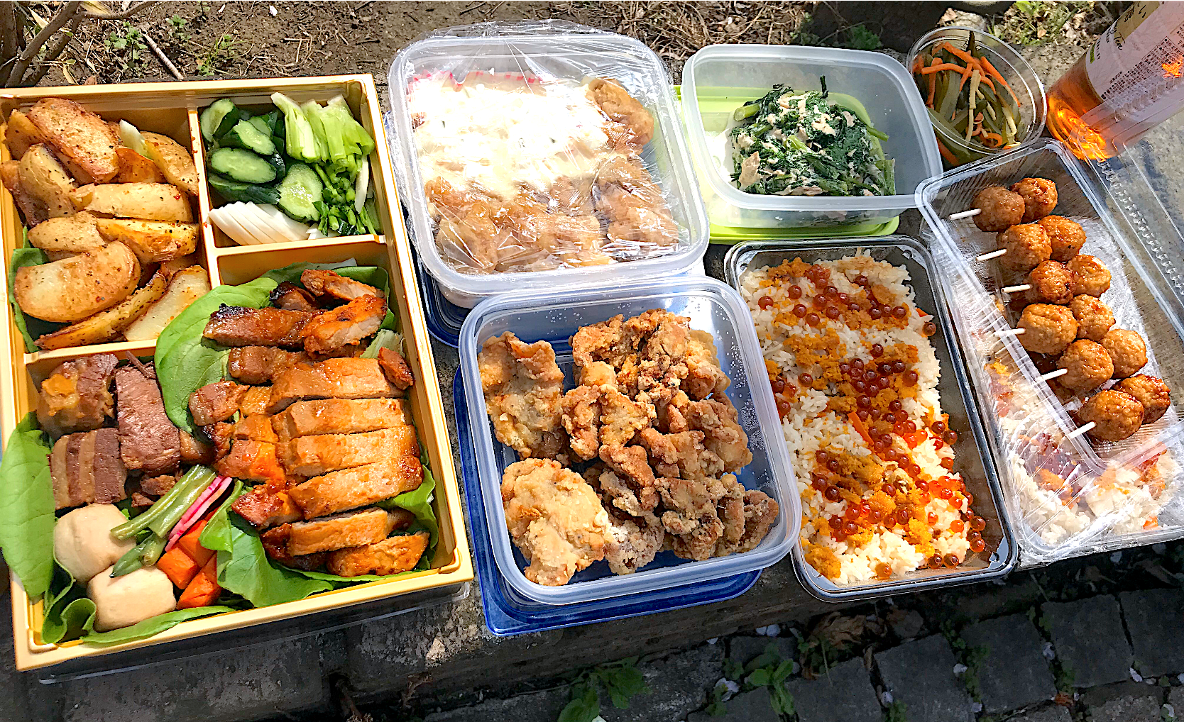 舞茸、雲丹の炊き込みご飯のお花見弁当