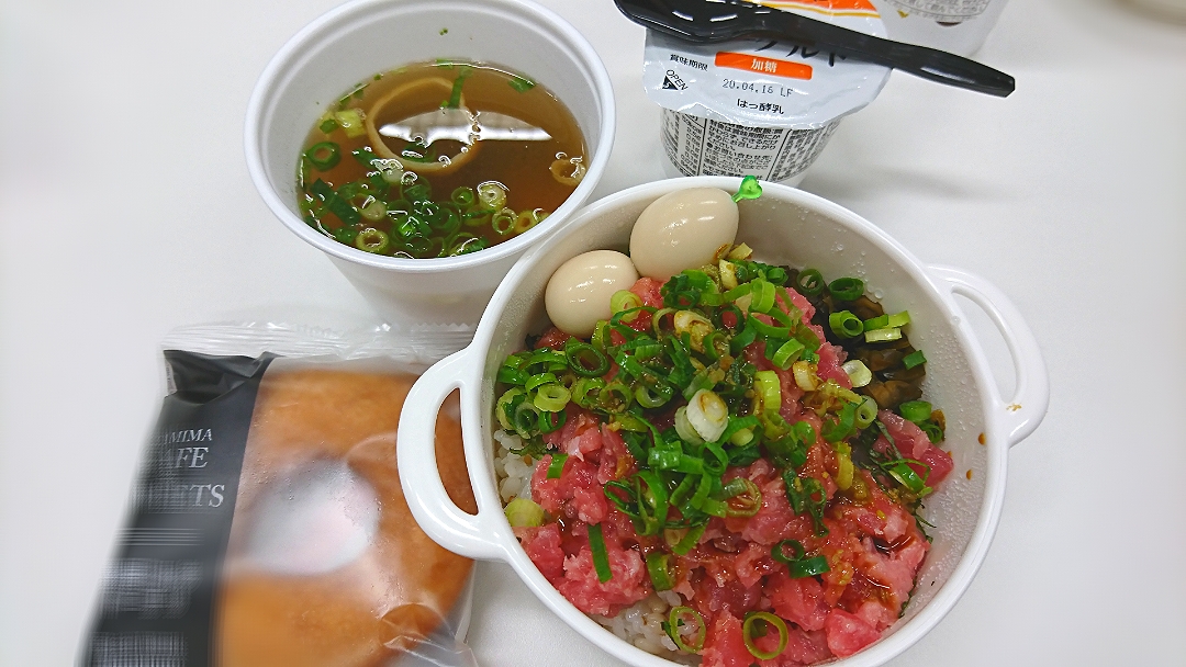 ★今日のお弁当★
☆ネギトロ丼
☆うずらの白だし醤油漬け
☆あさげ
☆ヨーグルトとドーナツ