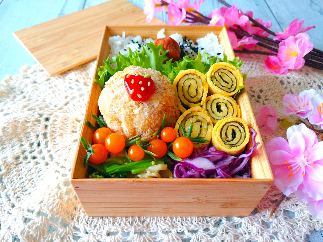 コロッケと海苔入りくるくる卵焼き弁当