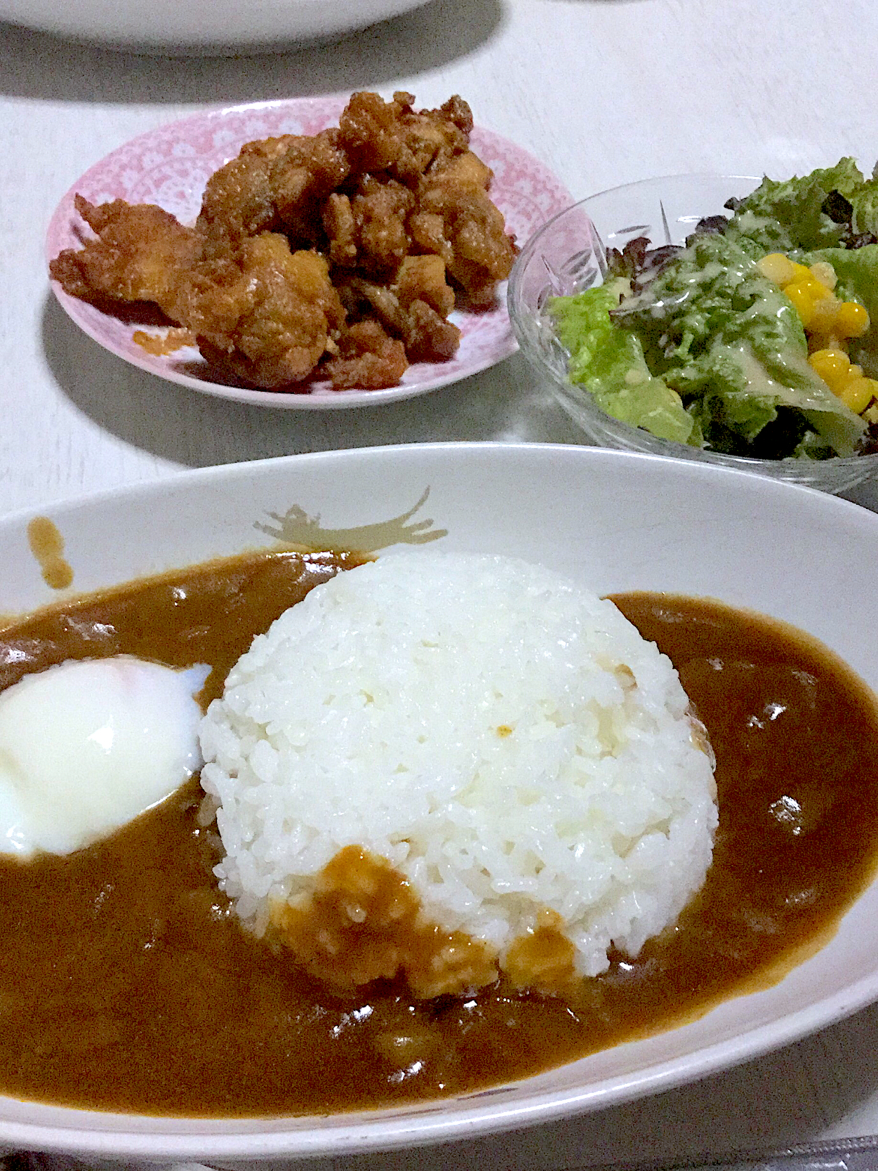 温玉カレー、サラダ、唐揚げ