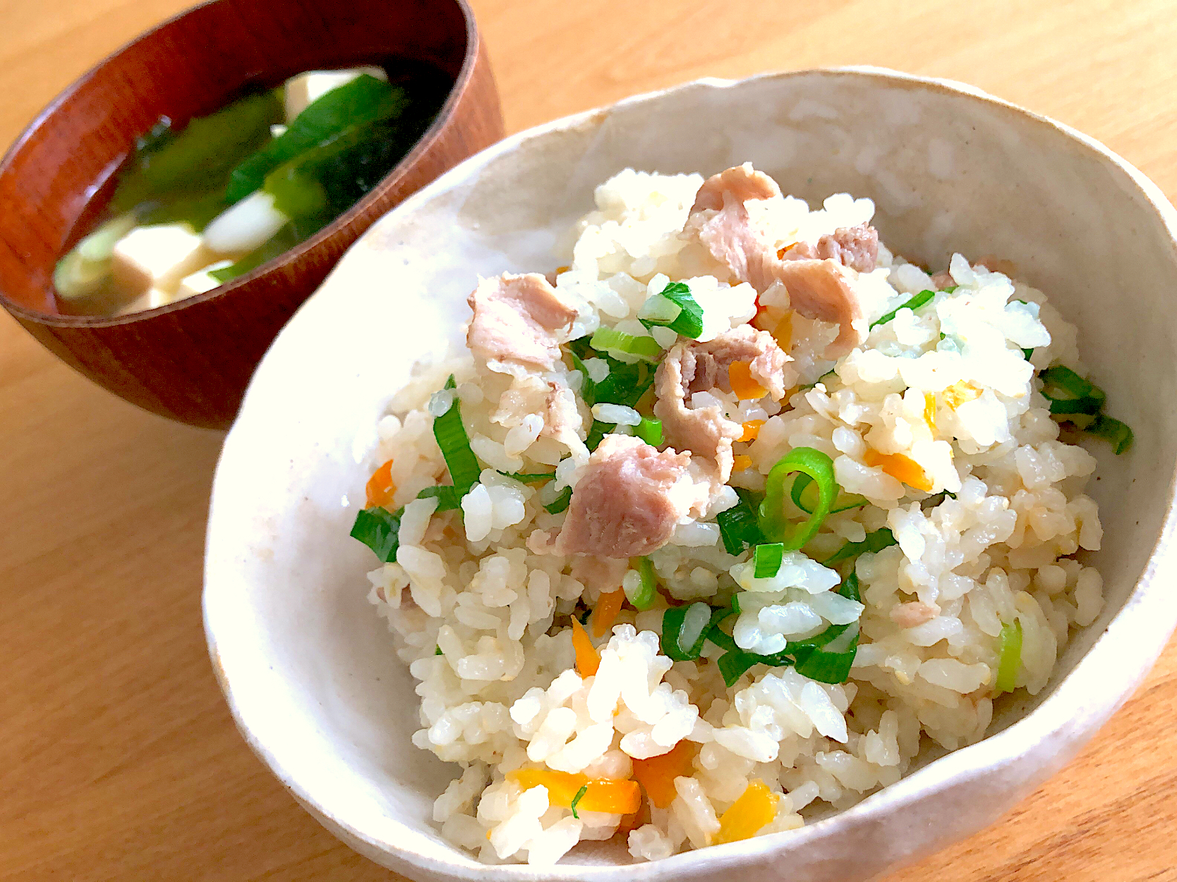 豚バラ炊き込みご飯、豆腐とわかめのお味噌汁