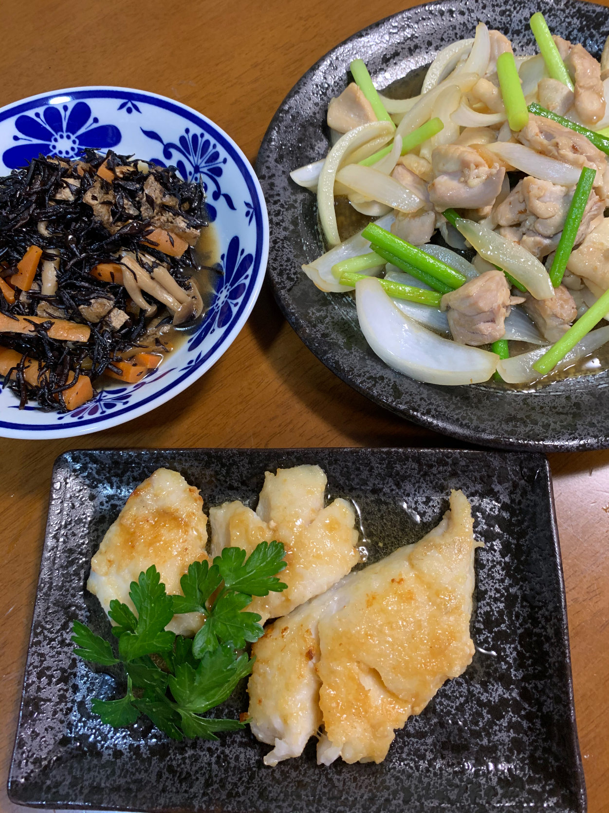 すきみたらのソテー ひじき煮 鶏肉の新玉ニンニクの芽炒めです ぱぱっと超時短グランプリ ヤマサ醤油株式会社