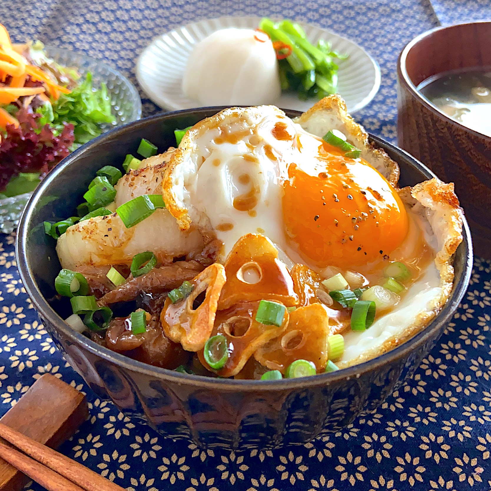 長女在宅研修中のランチ〜ニンニクマシマシ丼🧄🍚自粛なんで気にせず🧄たくさん食べました😆👍