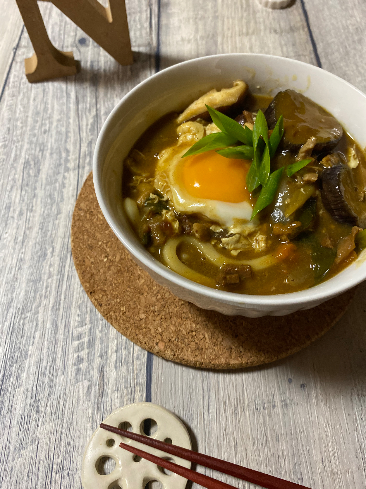 和風だしで月見カレーうどん