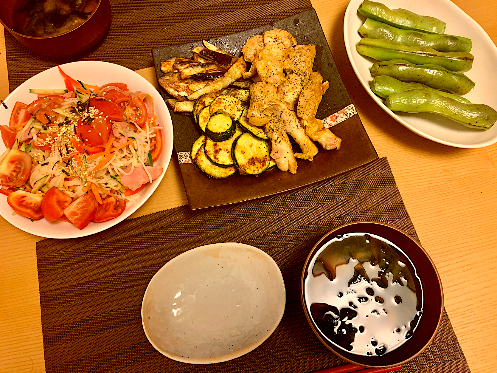 茄子ズッキーニ鶏肉のカレーピカタ、ラーメンサラダ、そら豆グリル、わかめの味噌汁