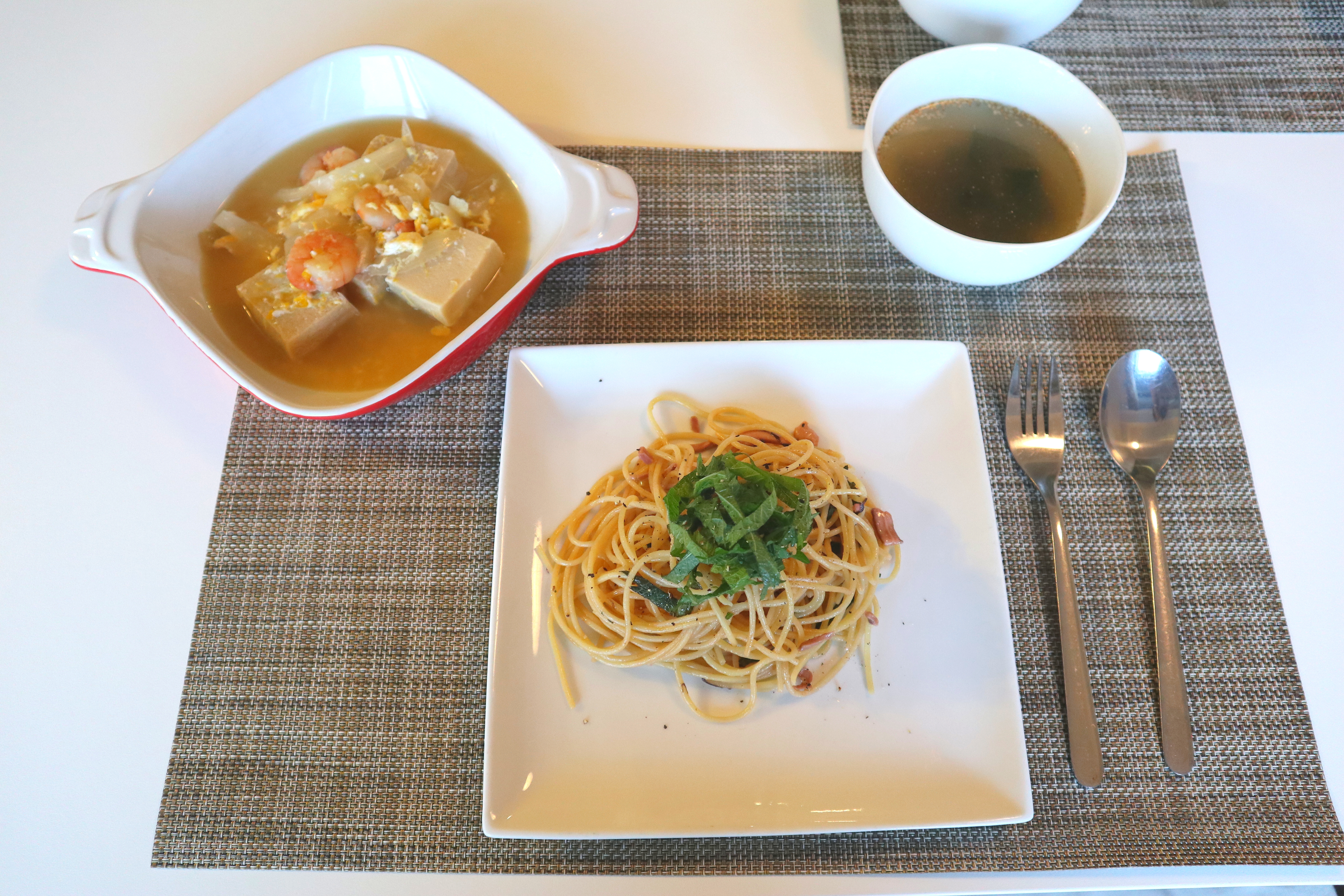 今日の夕食 塩辛と大葉のパスタ、高野豆腐とえびの卵とじ、わかめスープ