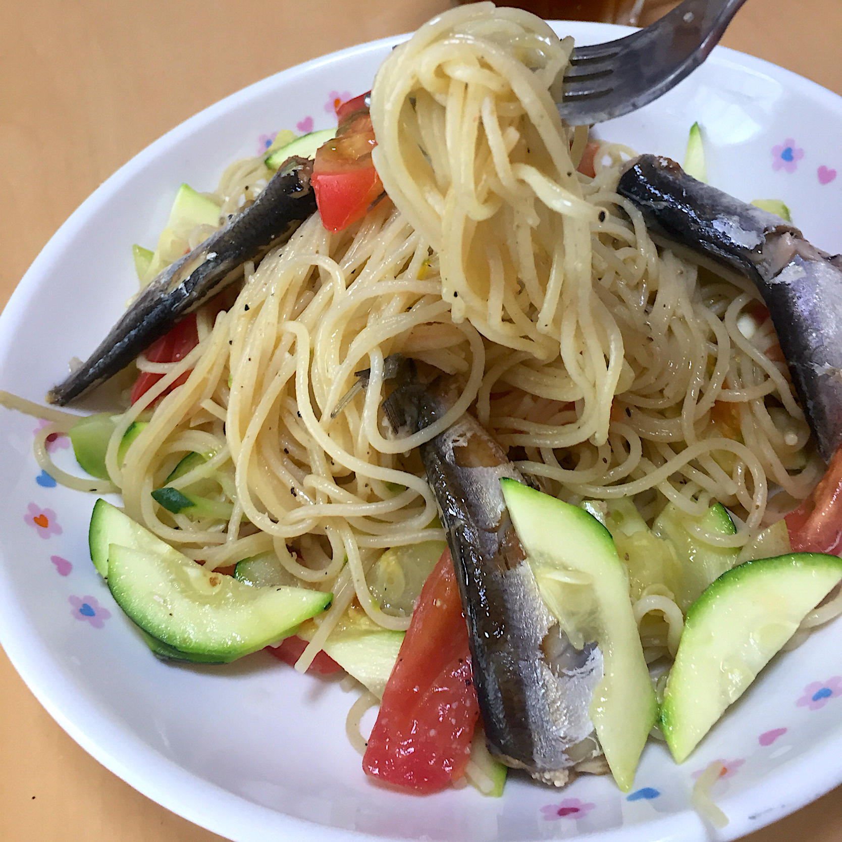 在宅勤務中の男飯(オイルサーディンとズッキーニのパスタ)