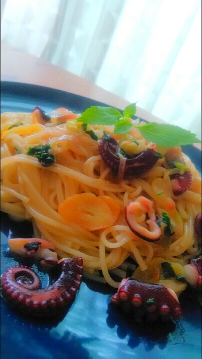 蛸と茗荷と紫蘇のペペロンチーノ😋🍝🎶✨
見た目スパゲッティですが、半田麺で作りました。
モチモチで美味しいです。