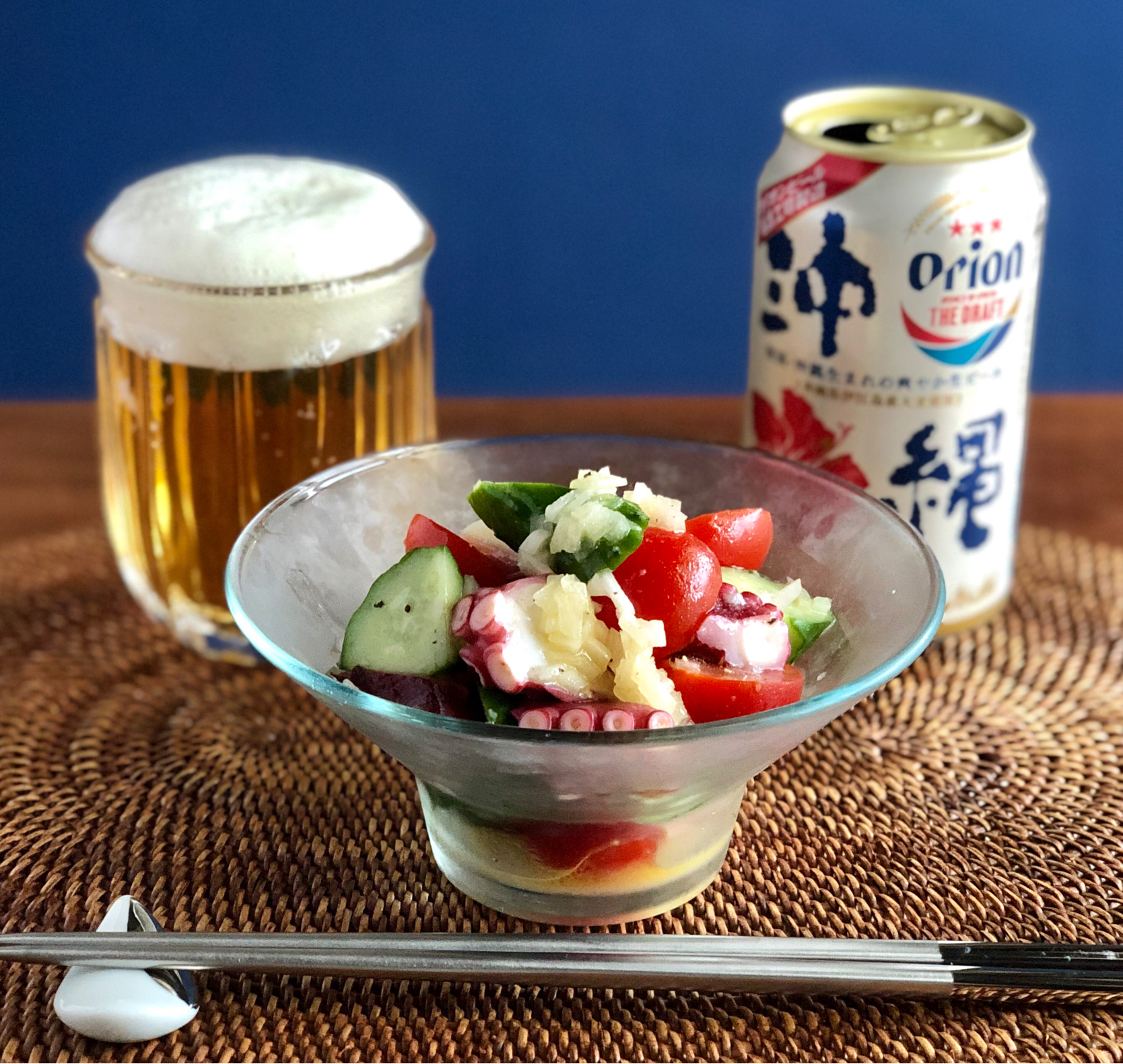 タコ、トマト、きゅうりのサラダ　　　Octopus, tomato and cucumber salad