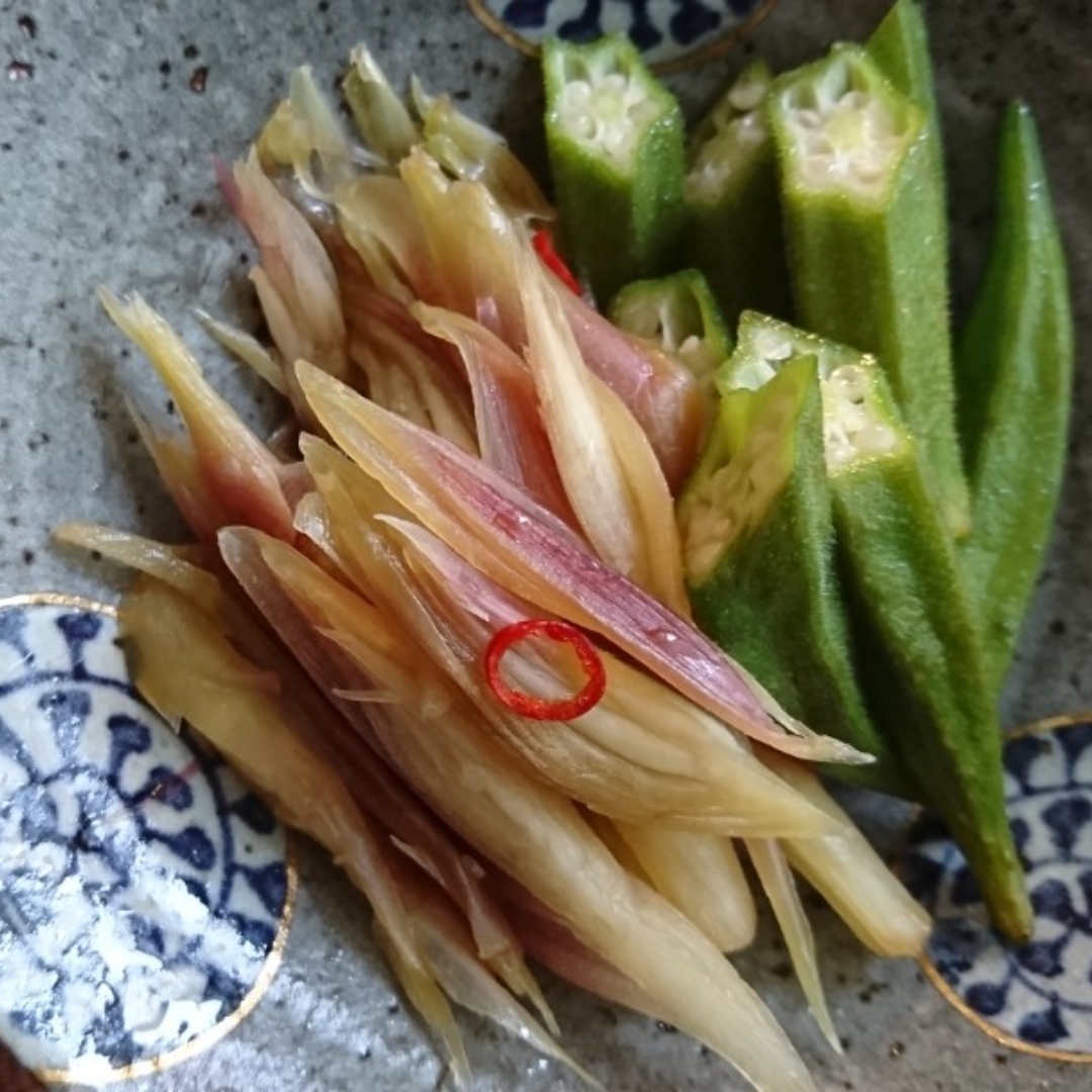 今朝漬けた茗荷とオクラの浅漬け