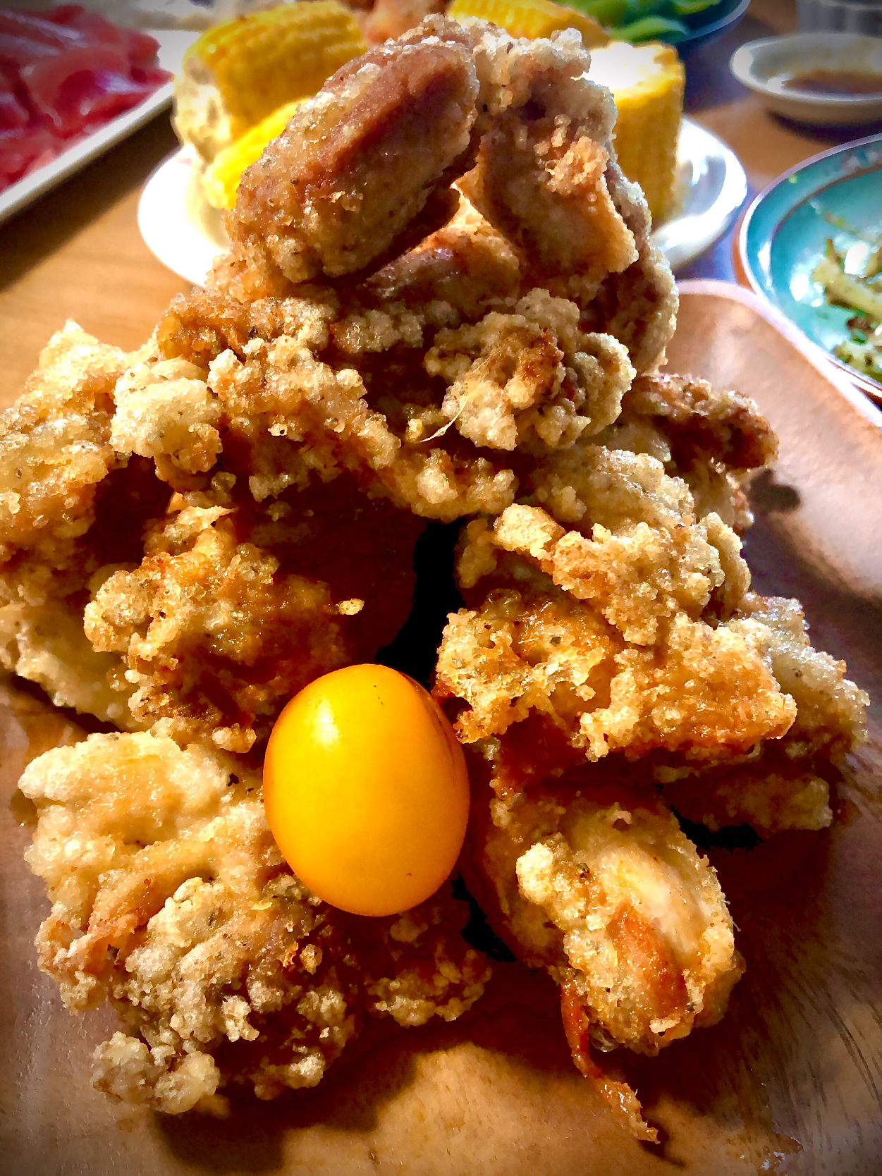 鳥の唐揚げと、今朝一つだけ採れた黄色のアイコ