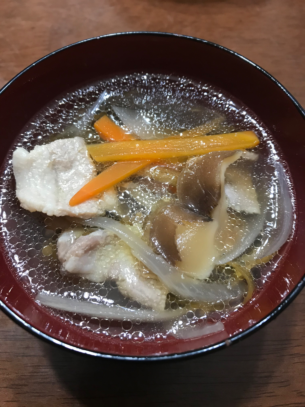 具だくさん五目汁　鶏ベースの出汁に豚肉、にんじん、ごぼう、玉ねぎ、干ししいたけなど。しょう油仕立てで。〆にぴったり。