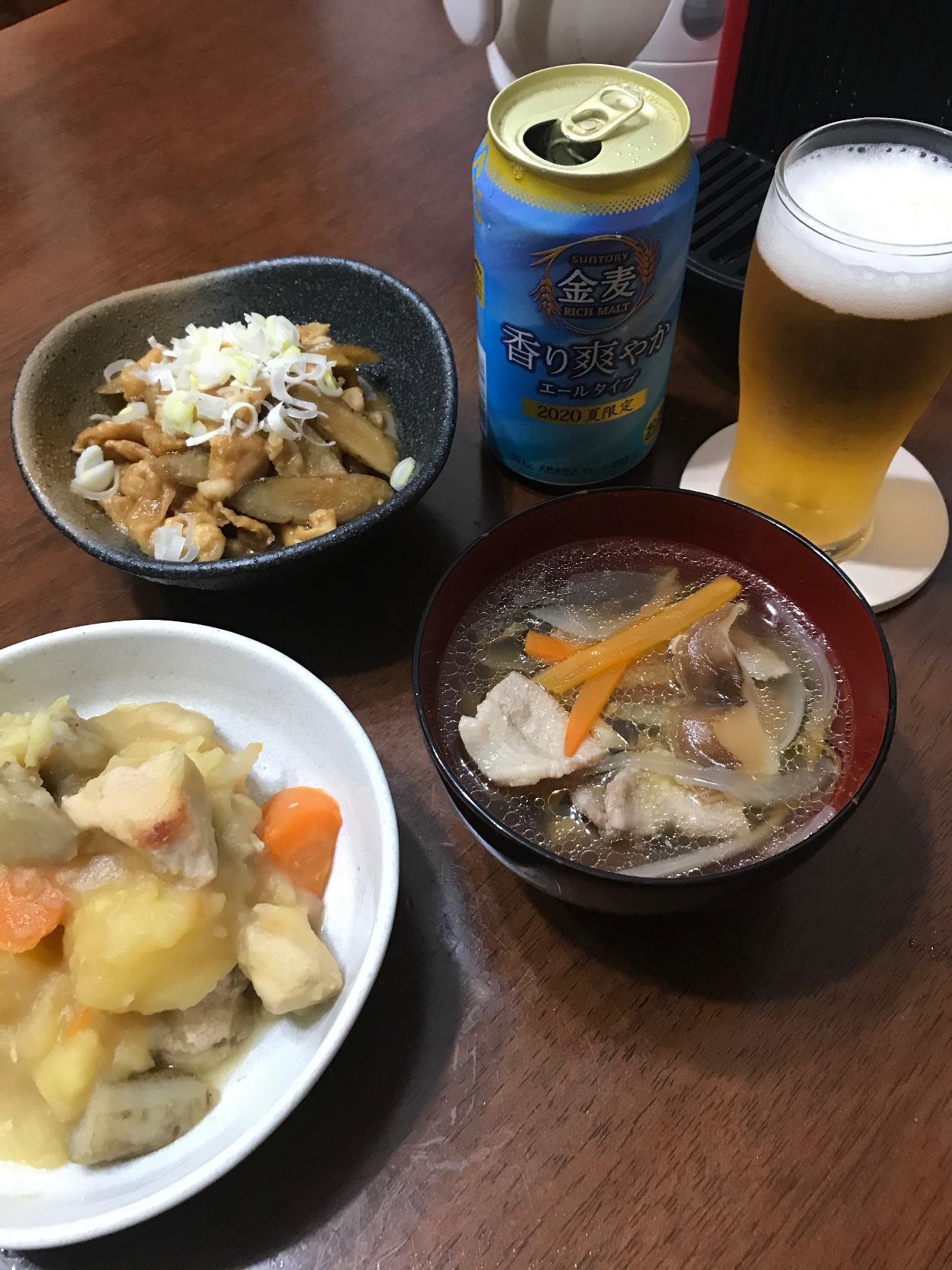 昨夜はこんな感じ。茶色いなぁ…💦　肉じゃが、鶏皮の煮込みなど。