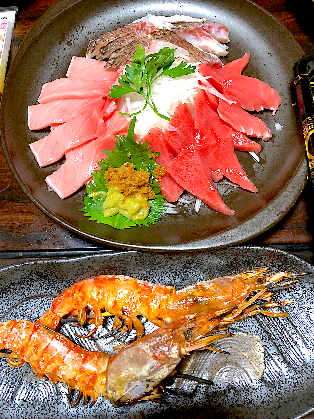 マグロの刺身盛り合わせ、塩焼き海老☆日本酒が飲みたくなります♪