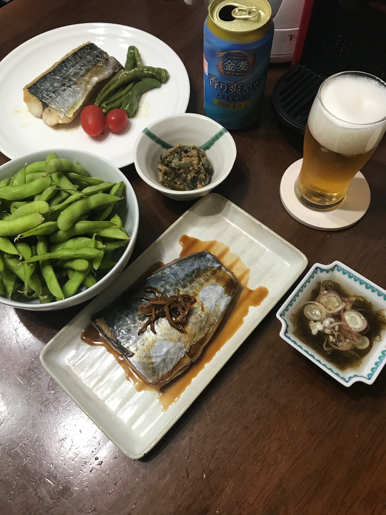 昨夜はこんな感じ　家族にはサワラのバターぽん酢焼き、自分は煮付けに。枝豆、もずく酢、ししとうの油味噌など。金麦香り爽やかエールからのハイボールで。